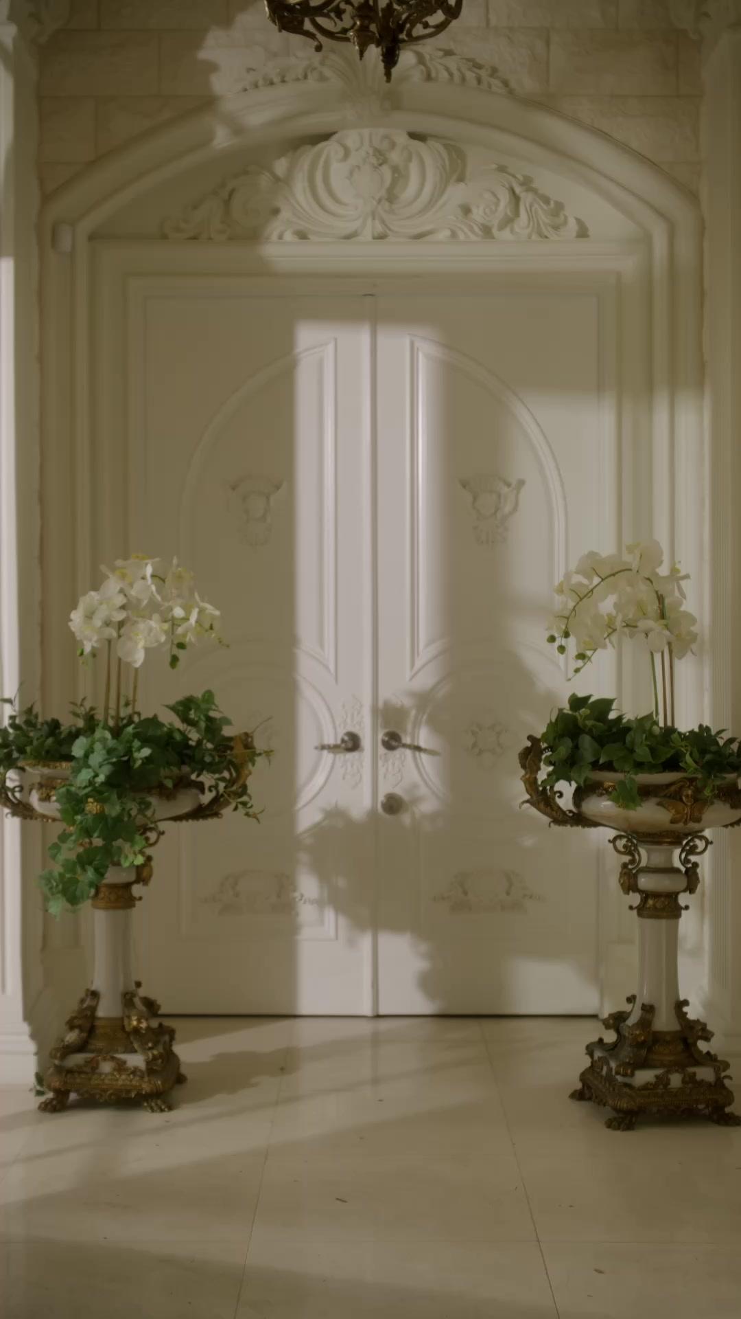 The Mafia Boss' Secret Maid