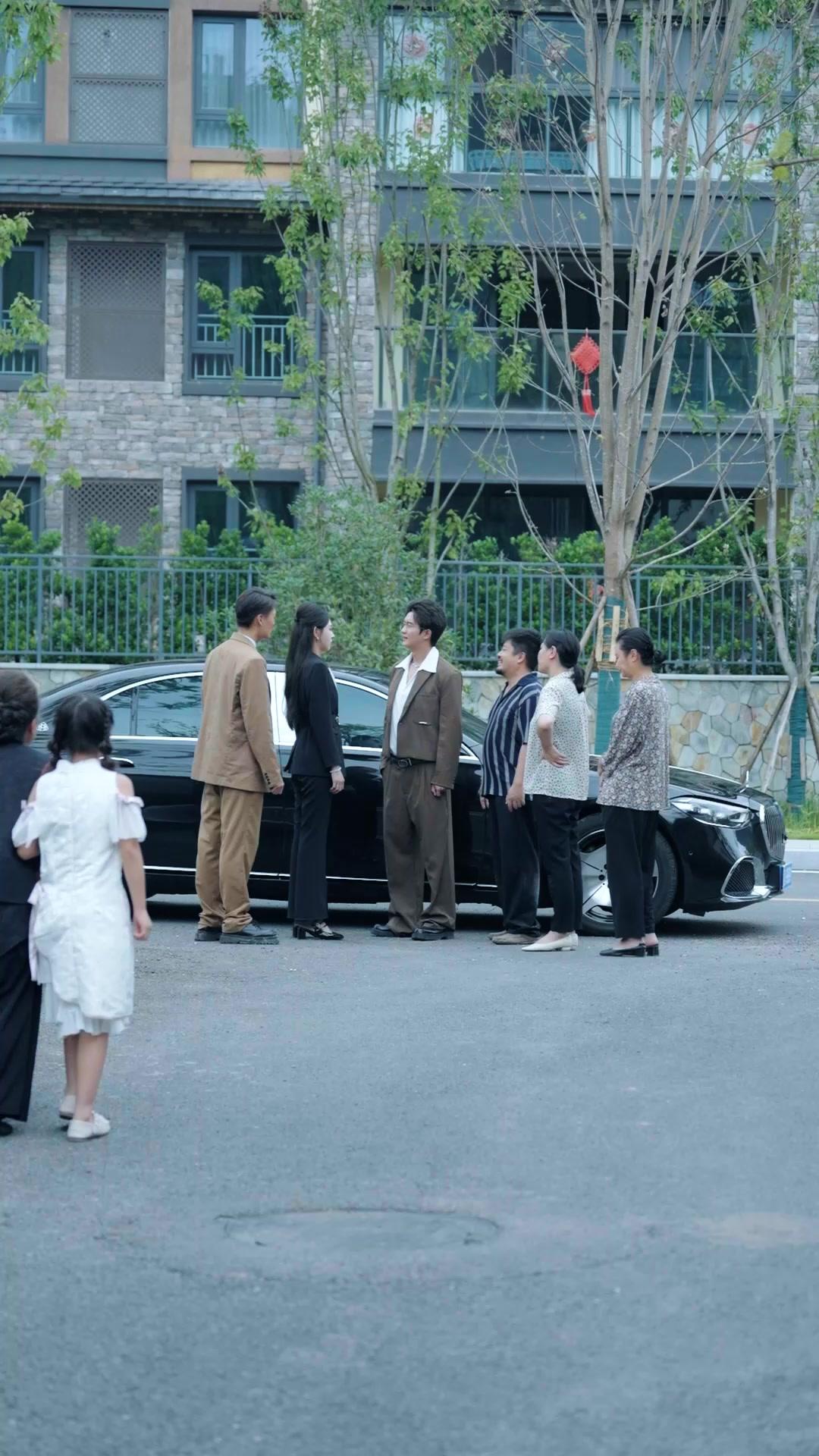 Phoenix Man vs. Billionaire Queen: Downfall