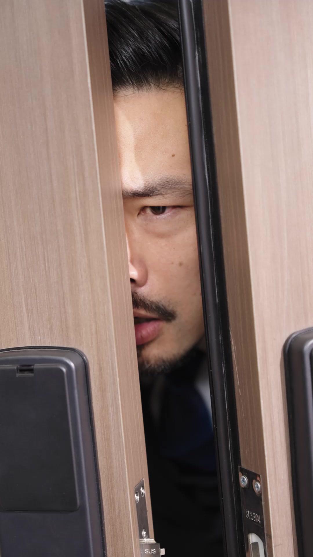 D'AMANT SECRET À PDG À LA MAIN DE FER