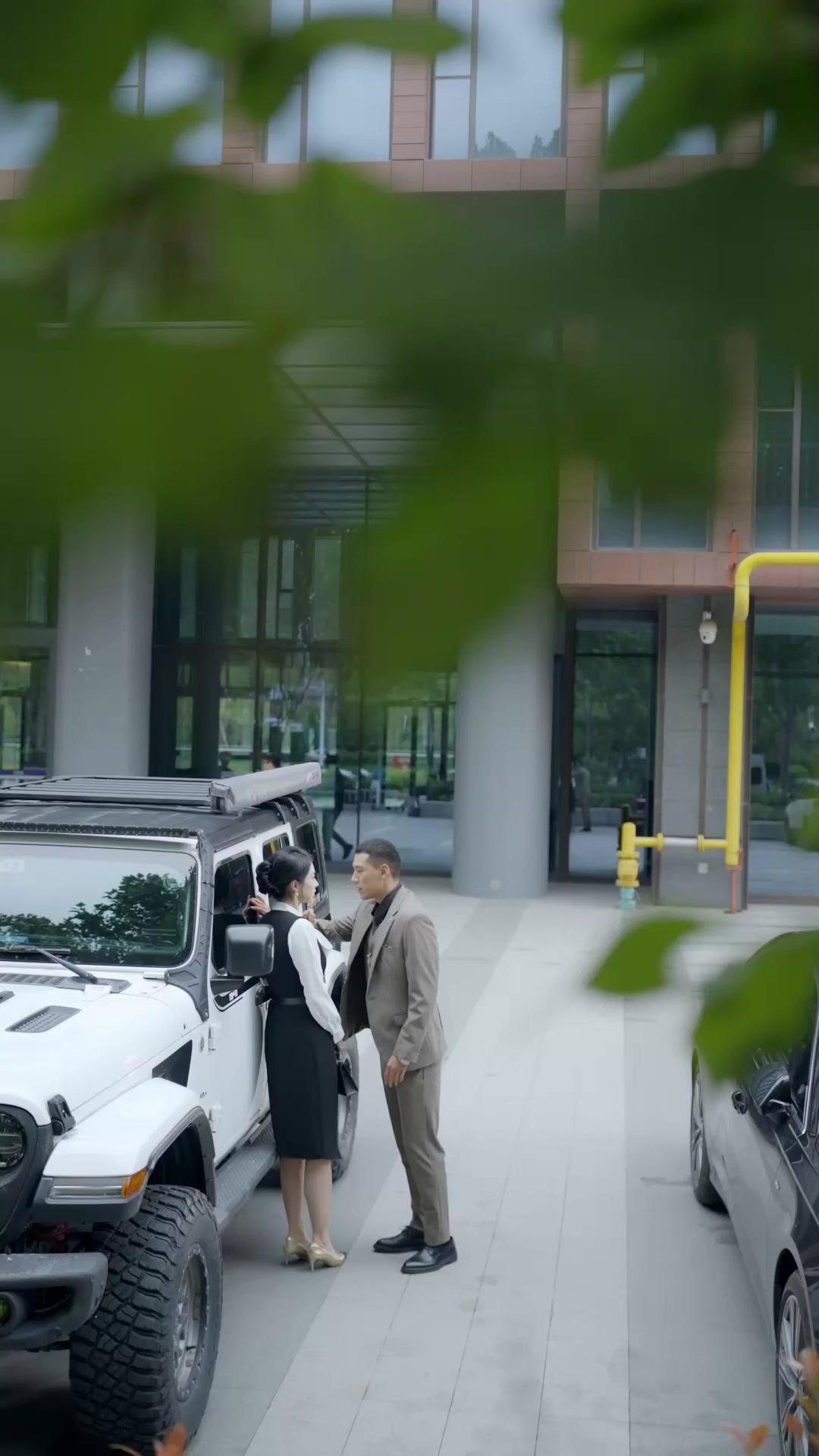 L'ÉTREINTE ET L'ADIEU