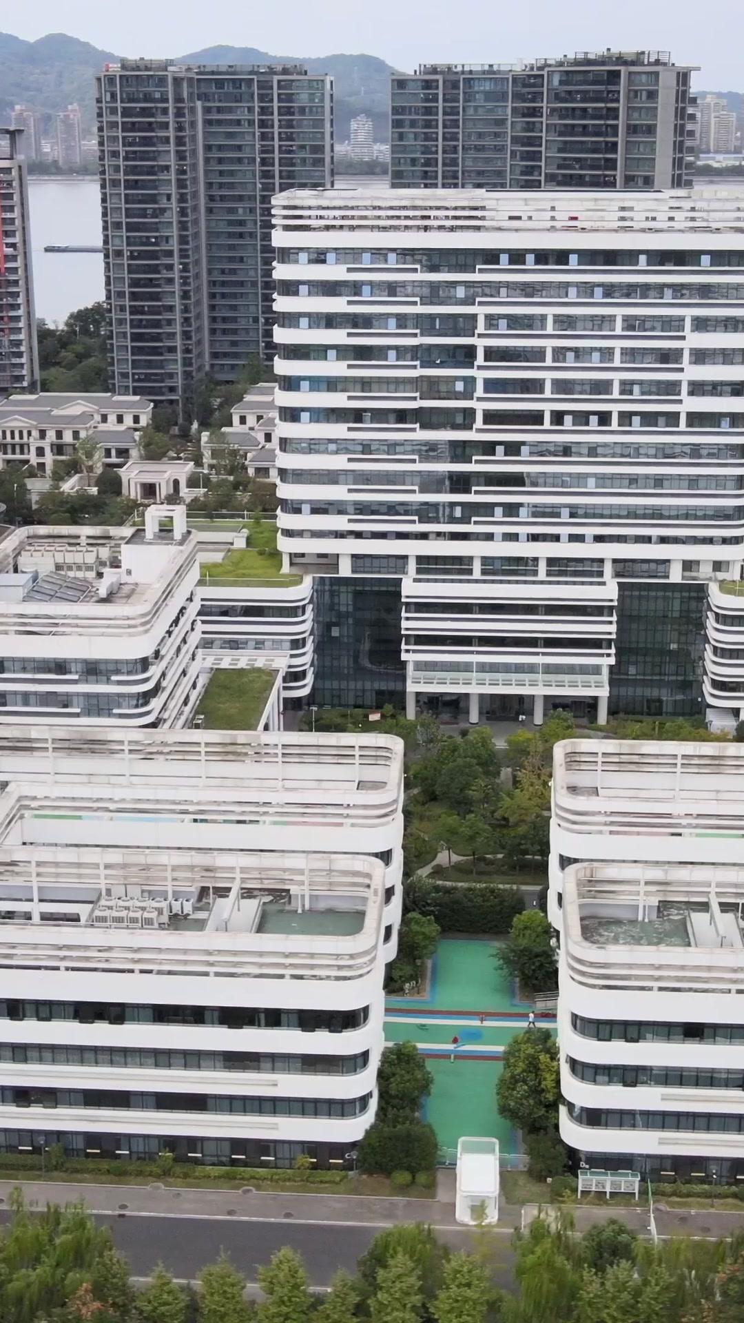 Ben ve kız arkadaşım en iyi dostuz