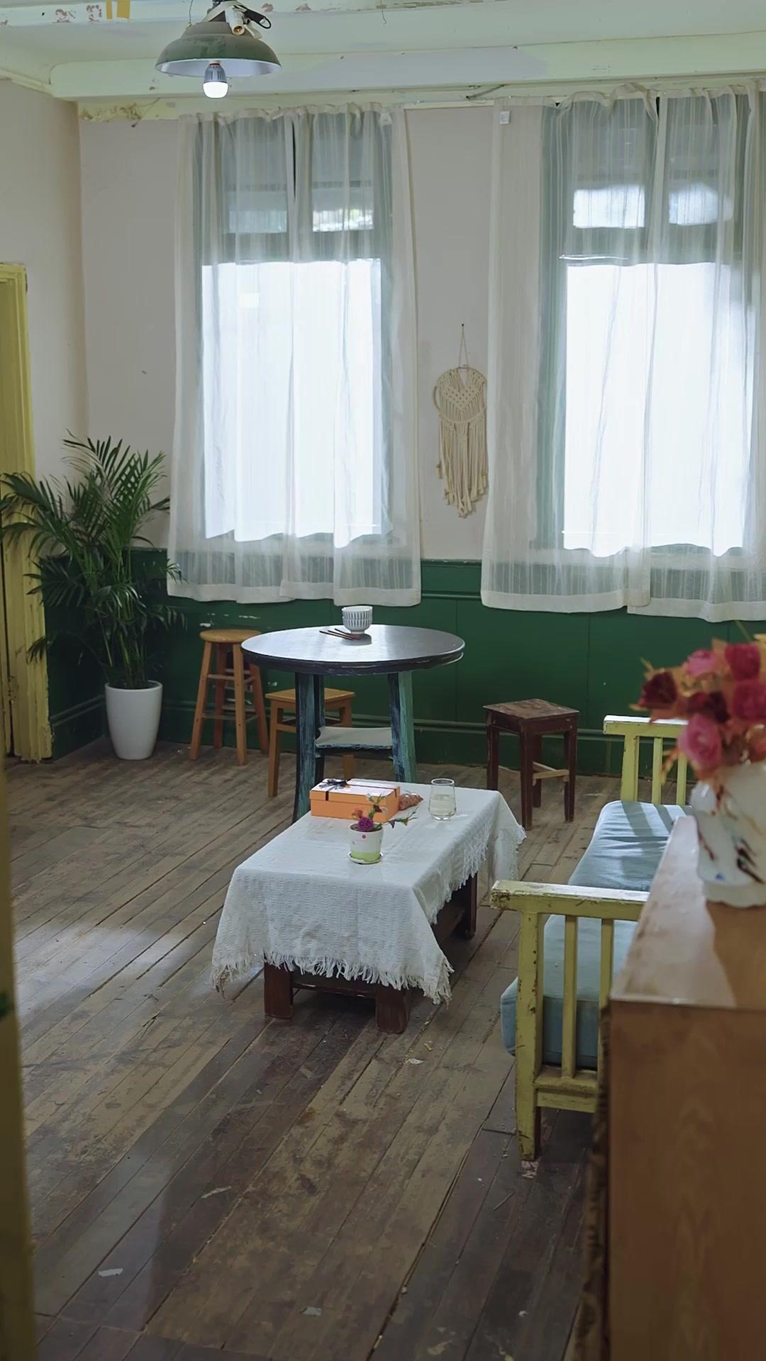 Campus Queen Falls for Me After My First Love Betrayed Me