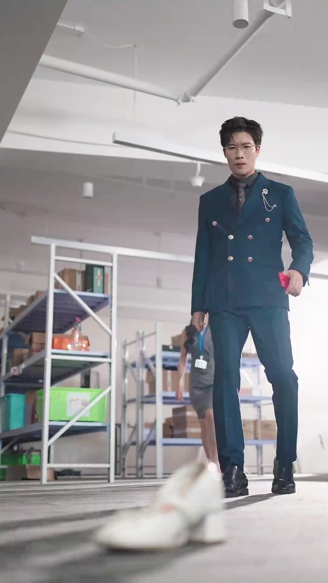 Lui tende verso il tramonto, lei perde l'alba