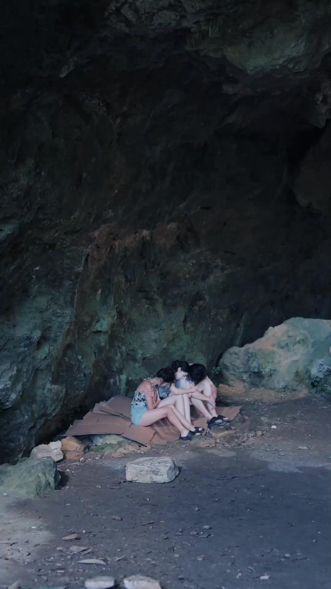 (Dublajlı) Köpekbalığı Adası