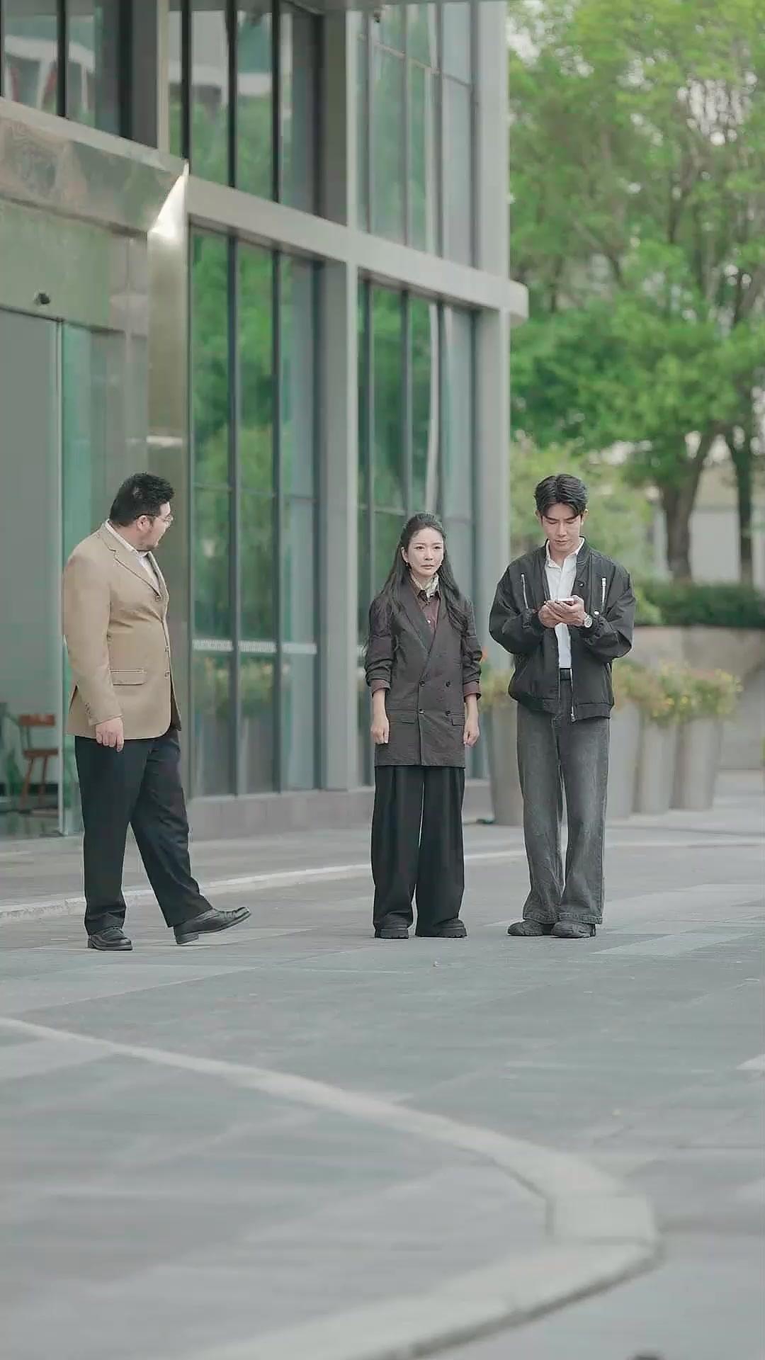 (Dubbing) Daun Gugur, Akar Keadilan