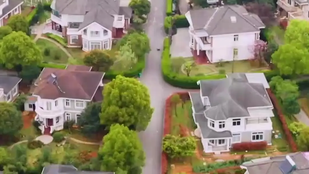 A Baby, a Billionaire, And Me: The Dress That Spoke Louder Than Words