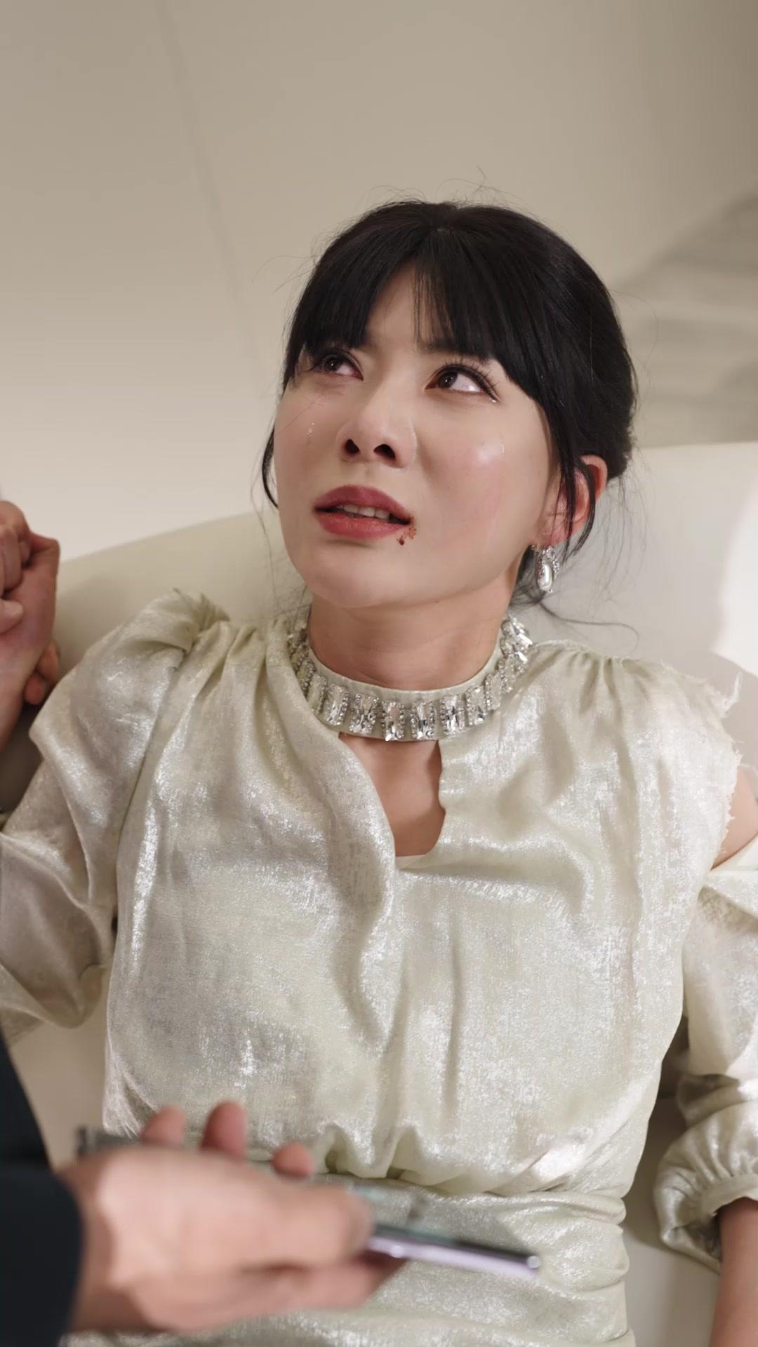 D'AMANT SECRET À PDG À LA MAIN DE FER