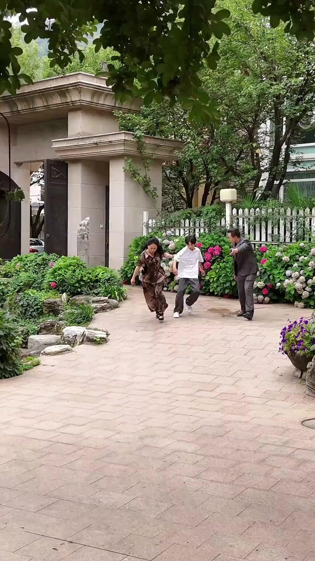 Abilerim beni şımartmayın, ben sahte kızım