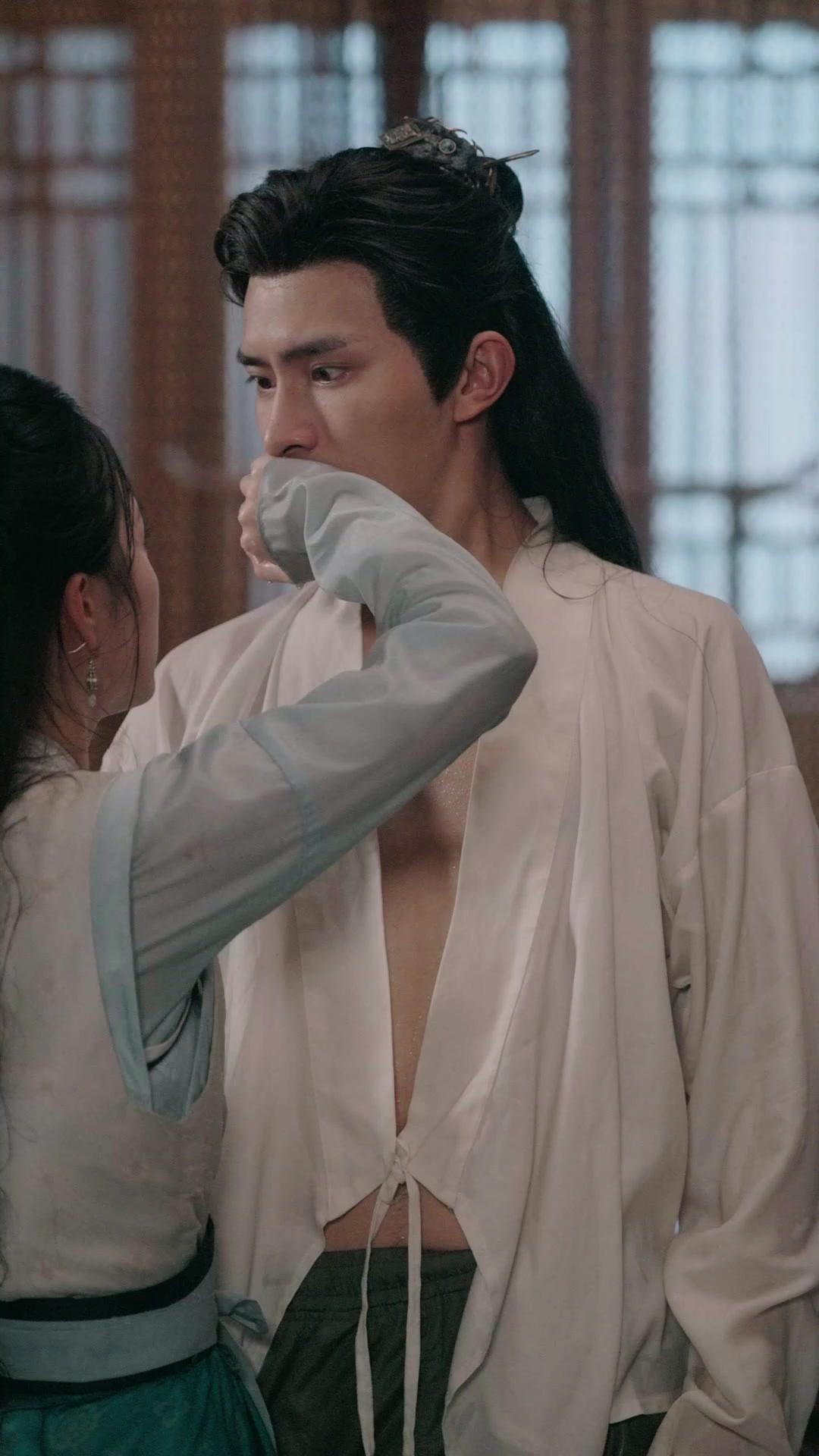 AU-DELÀ DU TRÔNE, L'AMOUR