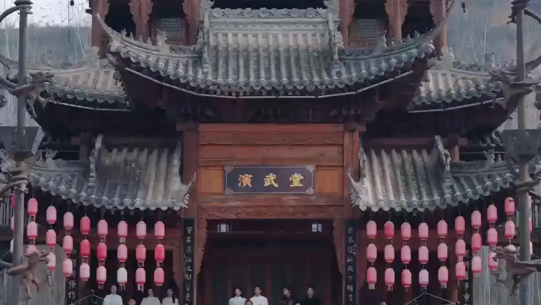 (Dublajlı) Ölümsüz Düştü Dünyaya, Eşim Kara Anka: Kızıl Halı Üzerindeki İhanet Dansı