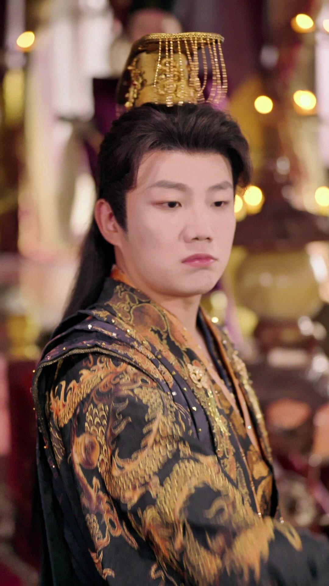 الإمبراطور الطائش الذي أنقذ عرشه بالزوجات