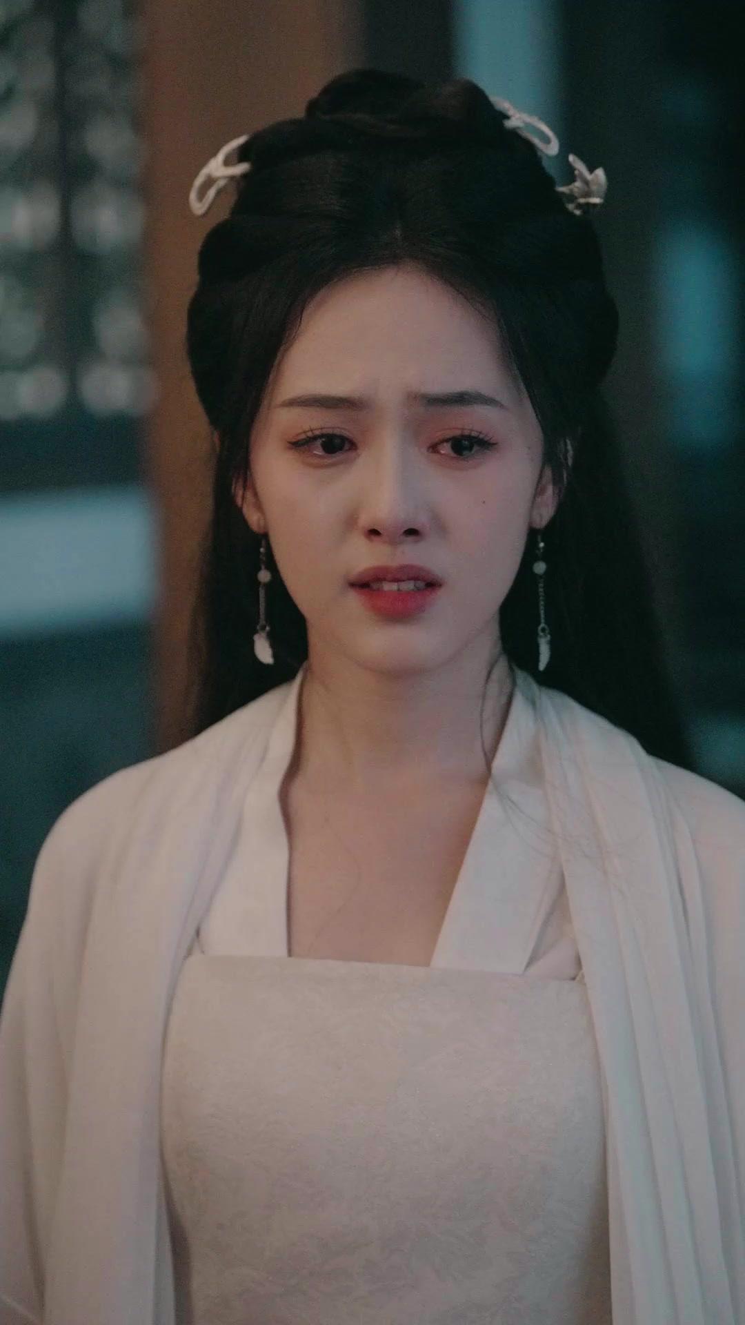 AU-DELÀ DU TRÔNE, L'AMOUR