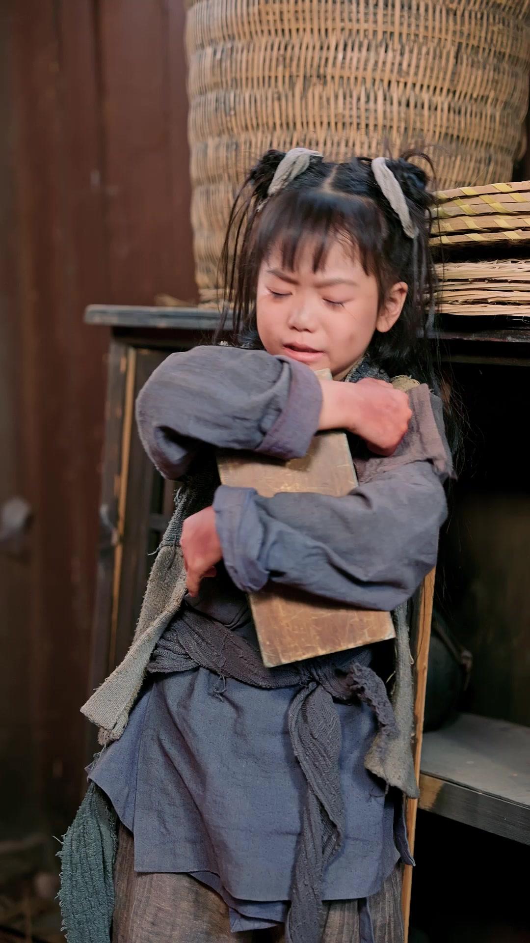 UNE FLEUR NAÎT DES PLEURS