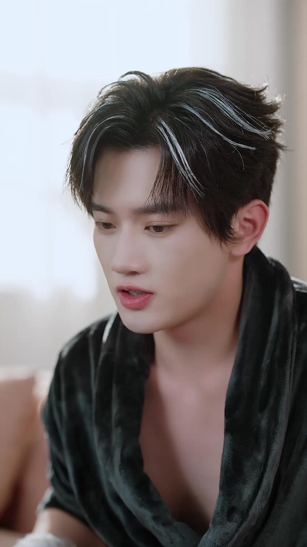 Help! My Reborn Queen Needs My Favor!