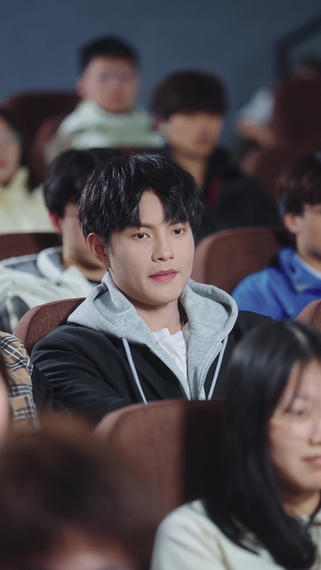 Campus Queen Falls for Me After My First Love Betrayed Me