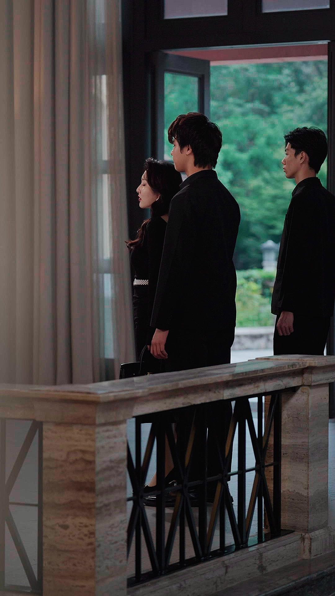 Mawar Di Tapak Tangan - Terlalu Menggoda