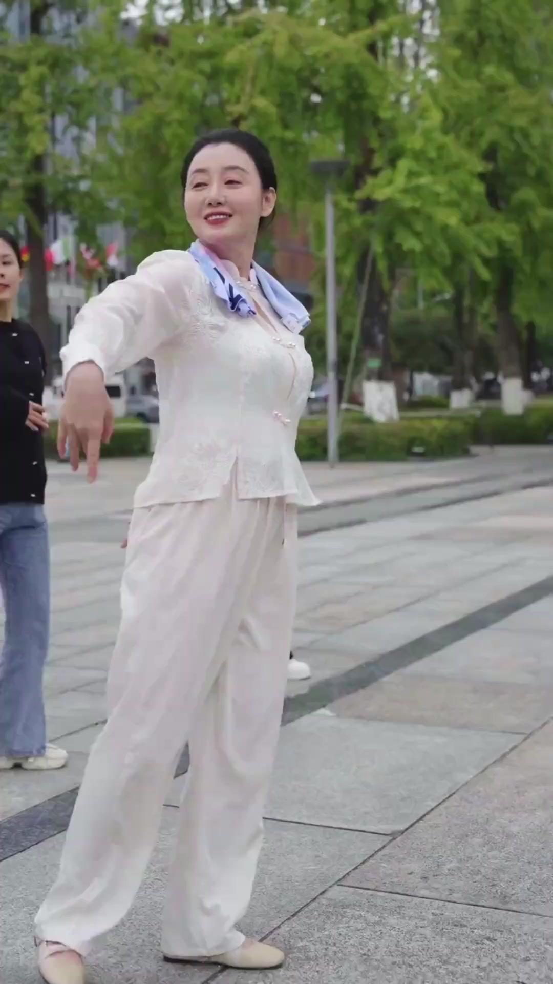 Madame nimmt die Maske ab!