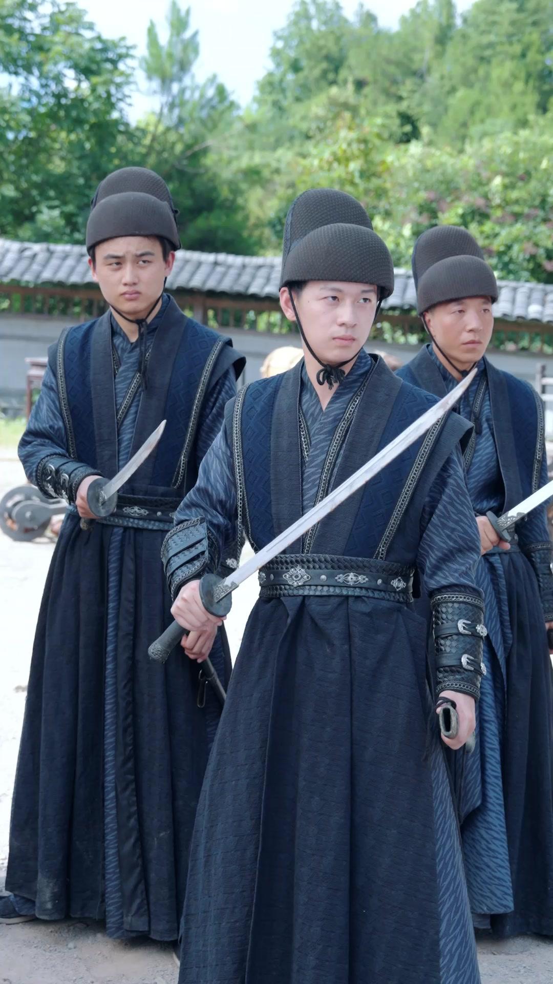 SOUS L'ENNEMIE, VERS L'AMOUR