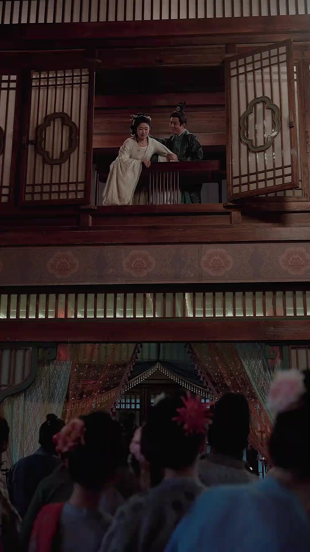 ROYAUME ET PASSION ENTRELACÉS SOUS LES DRAPS