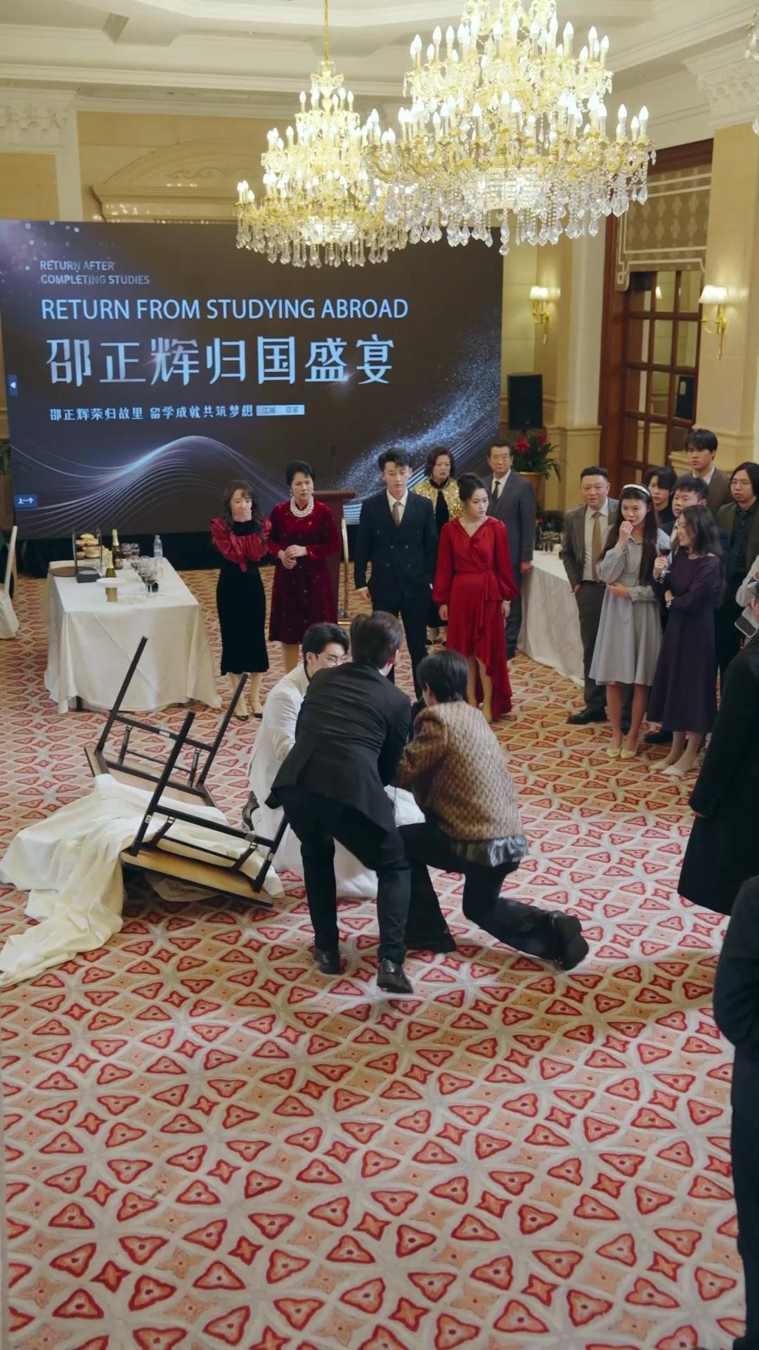 Cô ấy là con gái tài phiệt