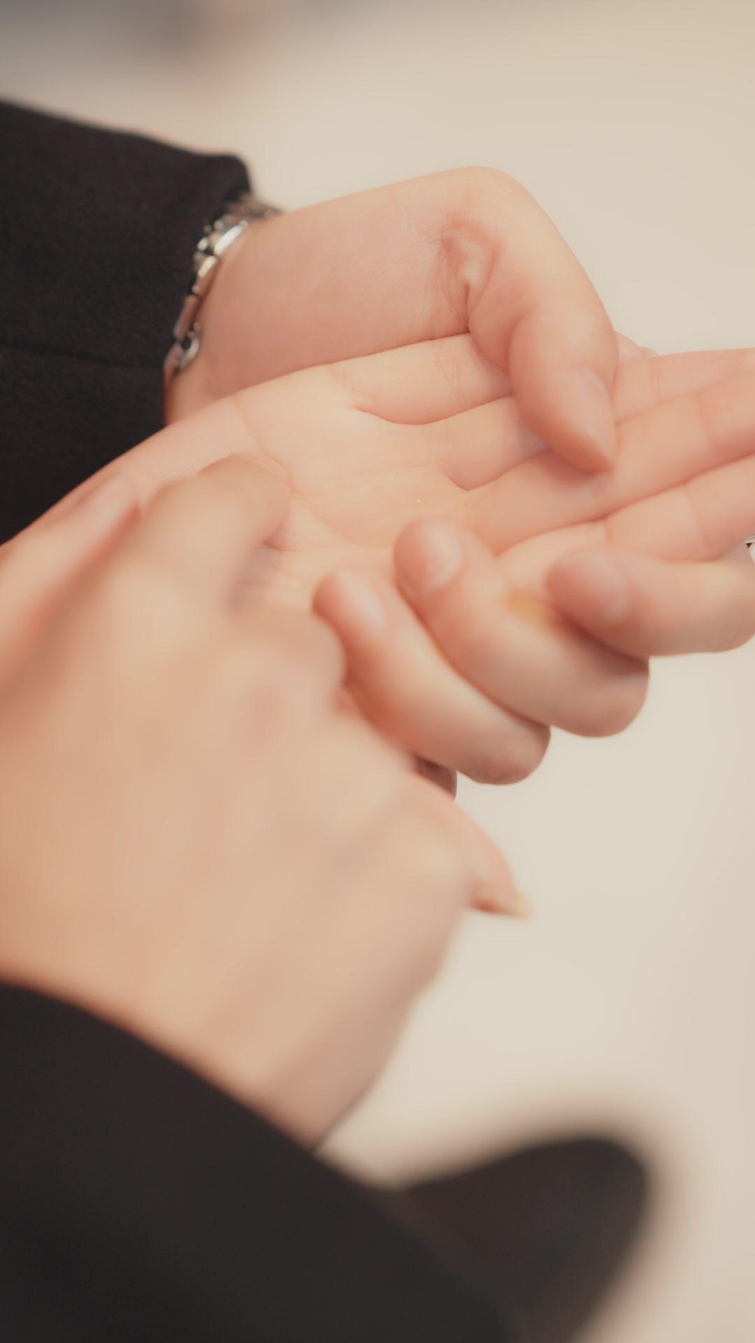 Boss Jatuh Cinta pada Pembantu