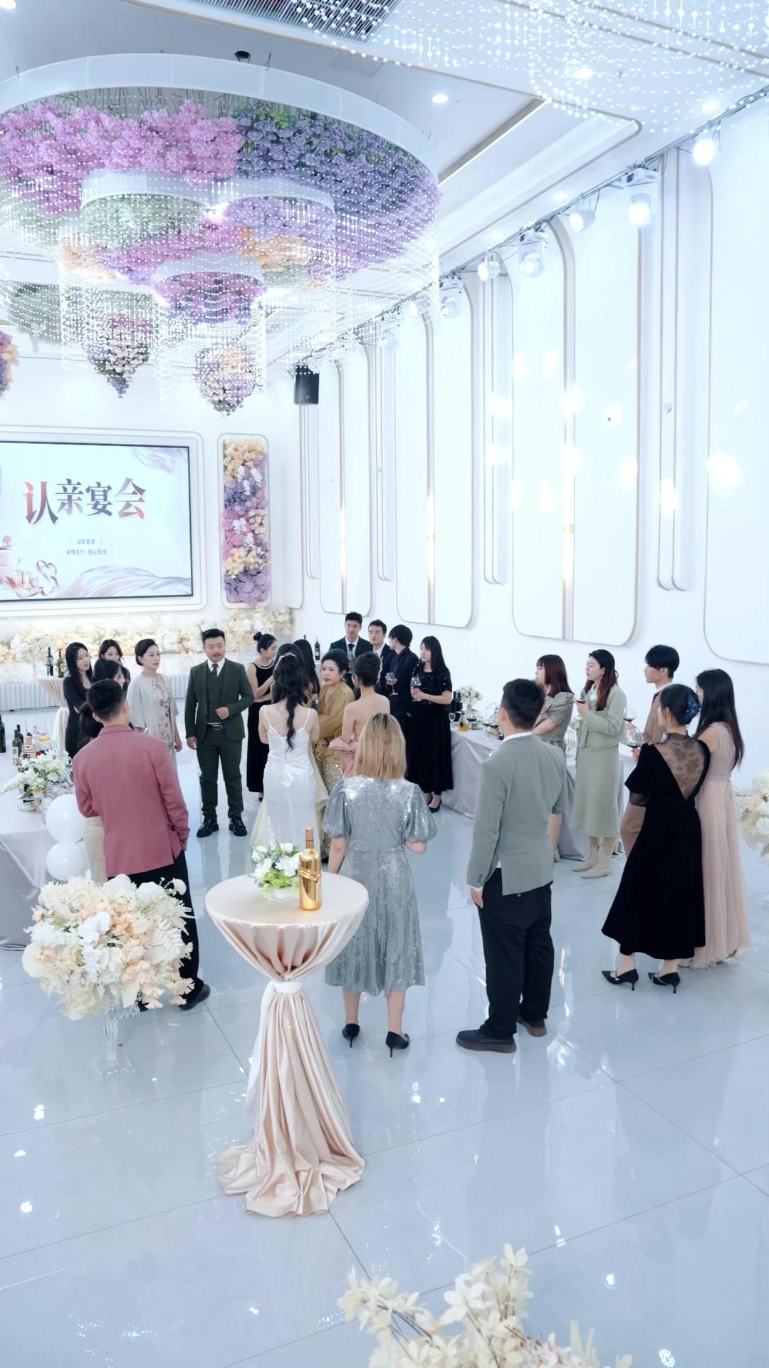 FAUSSE ET VRAIE, MAIN DANS LA MAIN