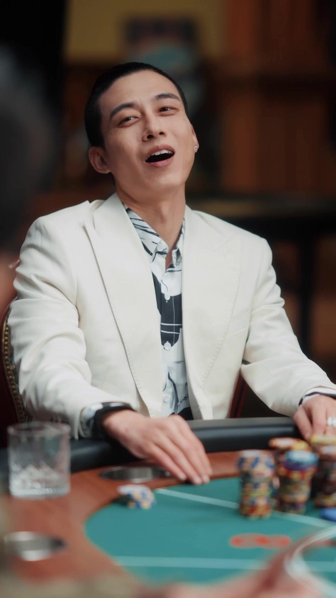 見下してた主夫、実は伝説の賭博王！？