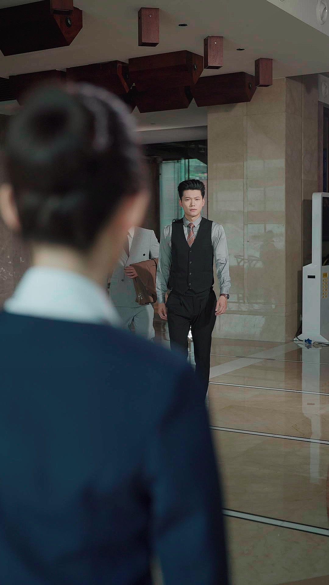 Mawar Di Tapak Tangan - Terlalu Menggoda