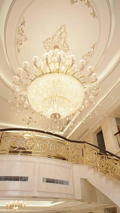 집 앞에 아이가 떨어졌다