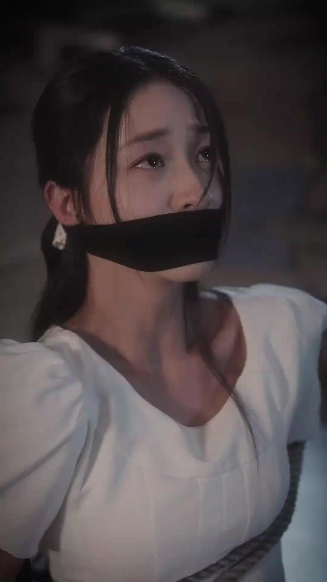 (Doblado) ¿La sustituya de quién?