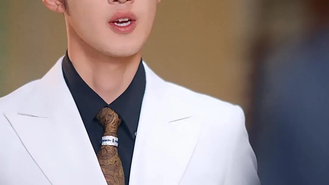 Fur Coat vs. Power Suit: Who Really Holds the Mic?