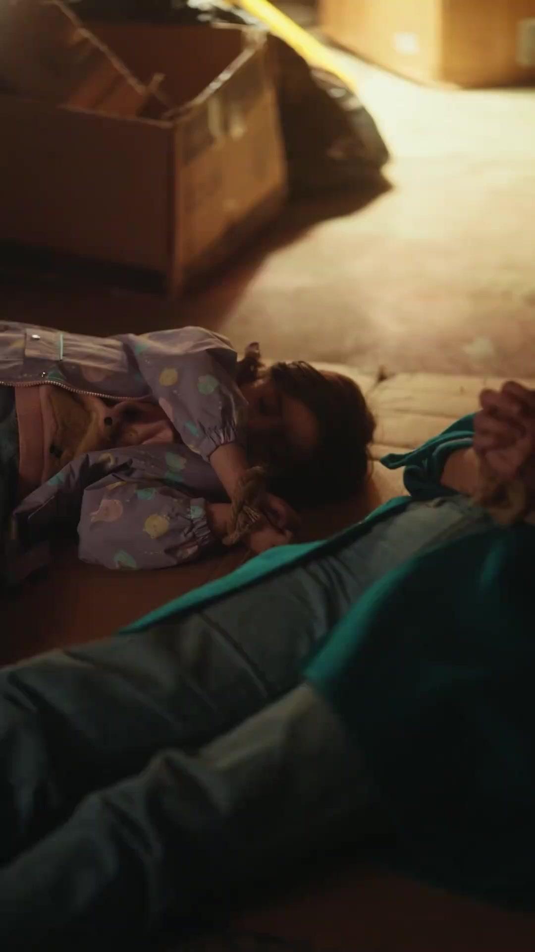 (Doblado) Papá, mamá se está muriendo