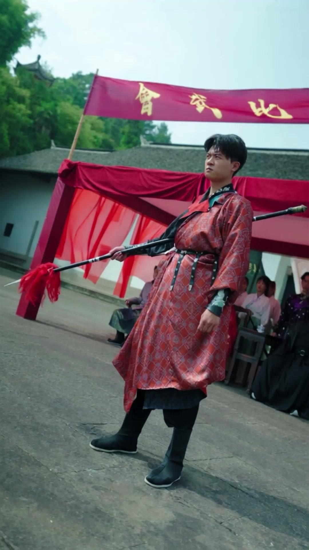 Jangan Berisik, Dewa Silat Lahir