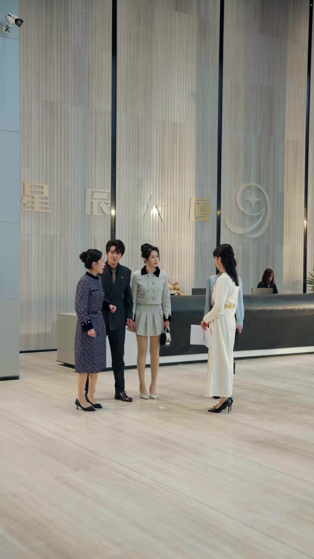 Khuôn Mặt Bà Già