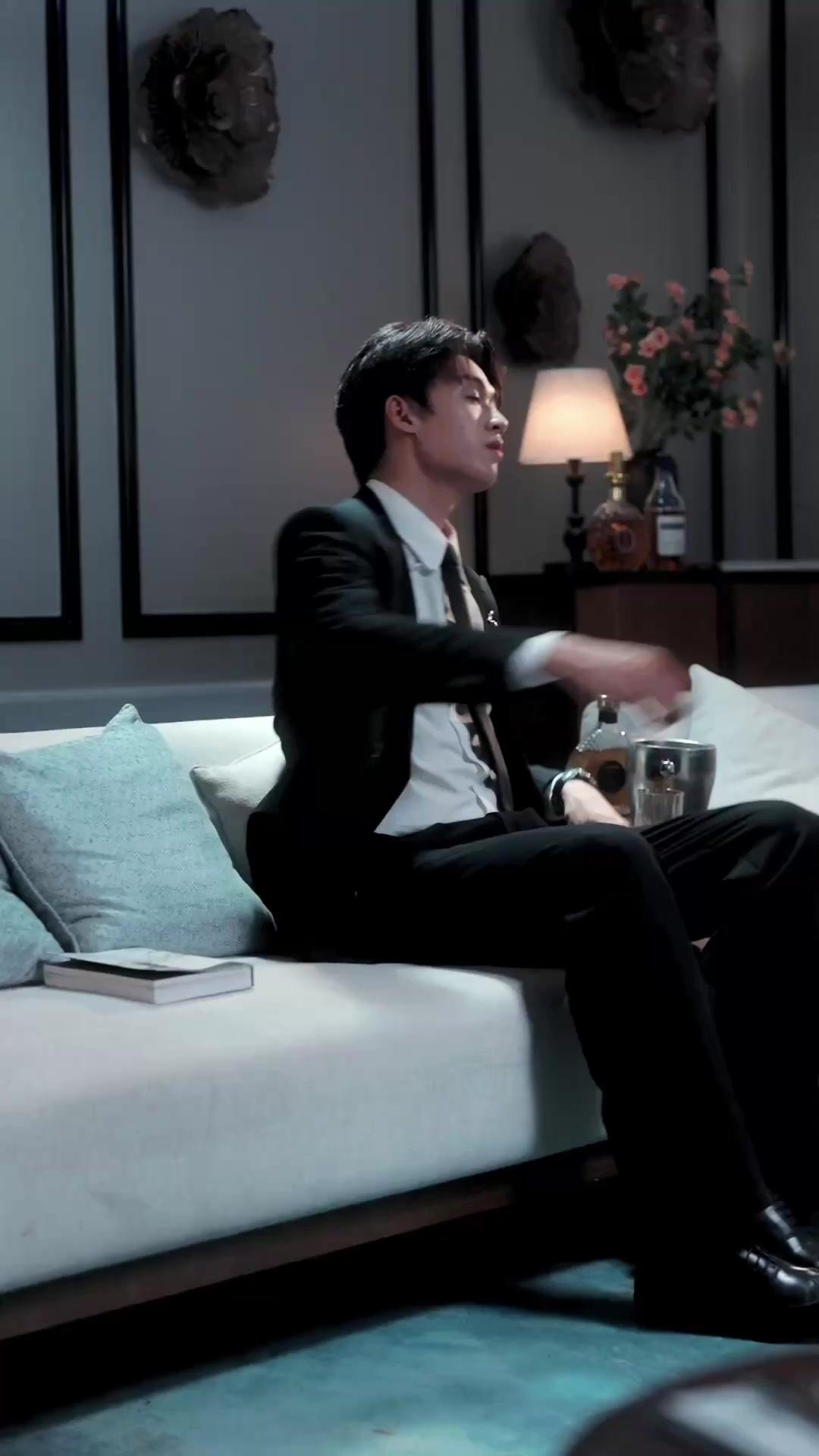 Kenari Di Dahan Tertinggi