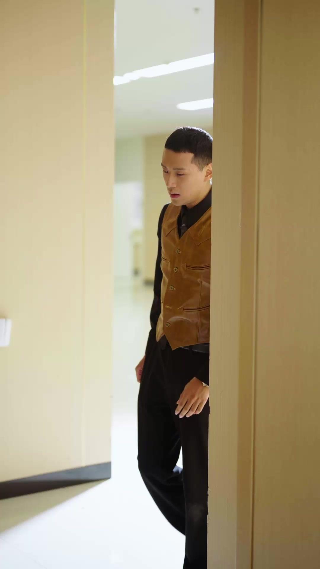 L'ÉTREINTE ET L'ADIEU