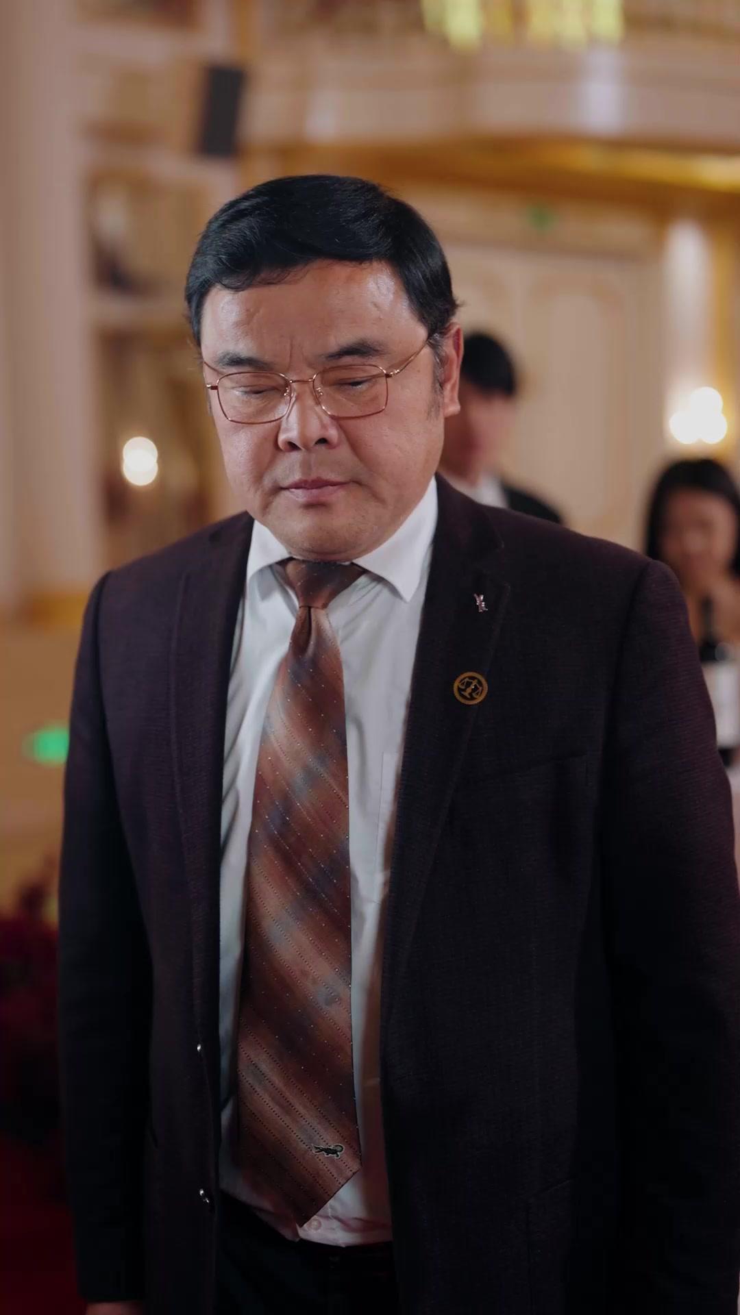 Khuôn Mặt Bà Già