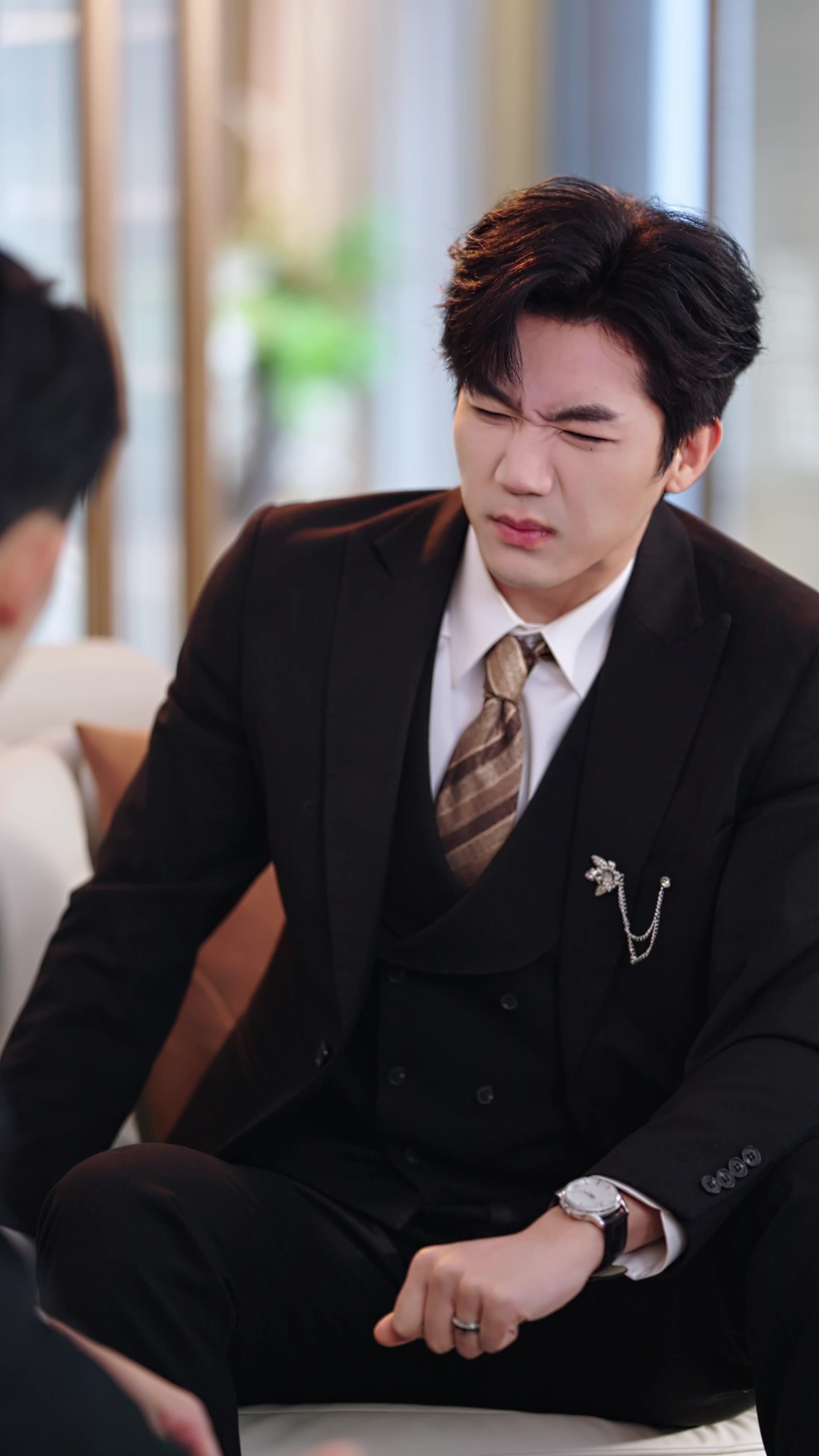 Efetivada e Grávida de Trigêmeos do Chefe