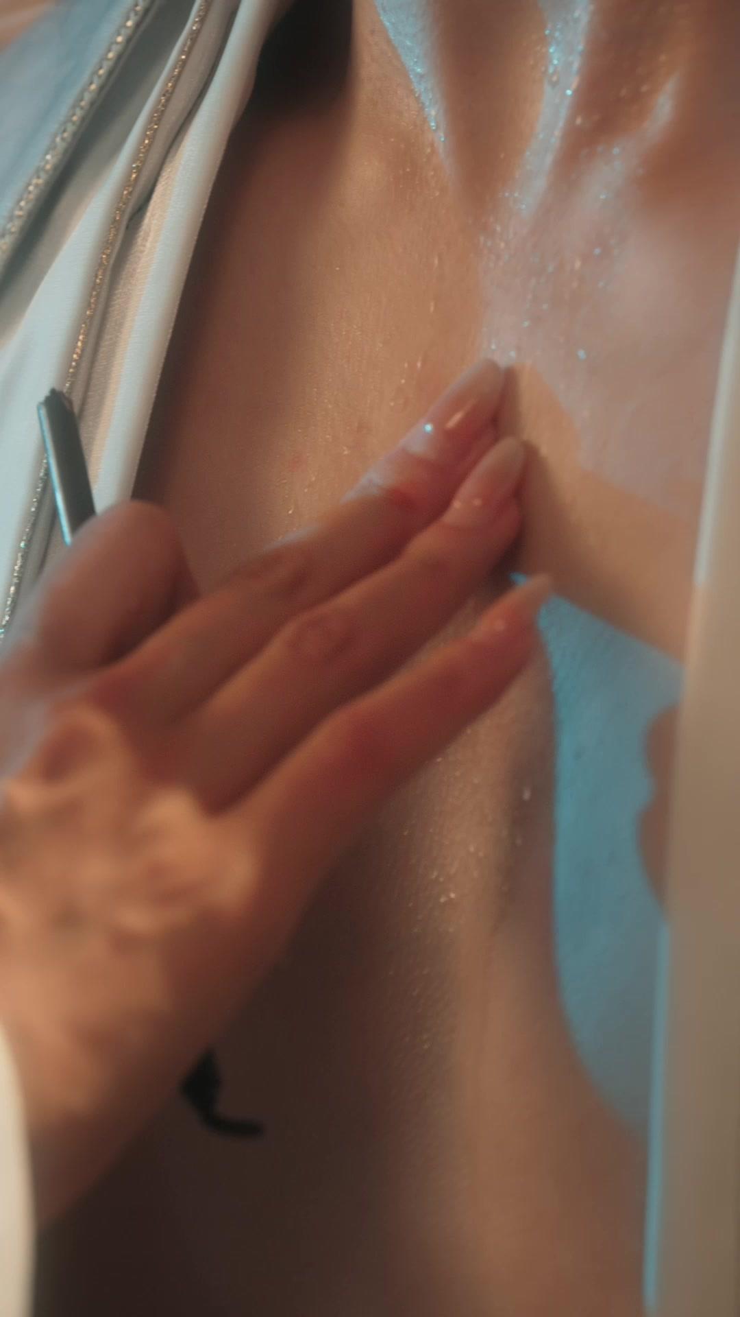 Kaisar, Musuhmu Aneh