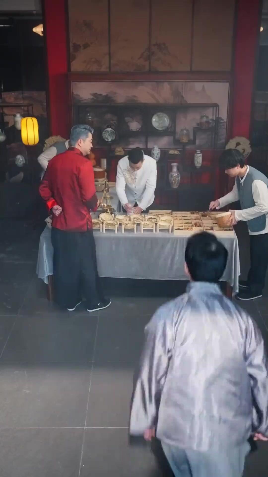 (Doblado)El Dios del Masaje Desaparecido