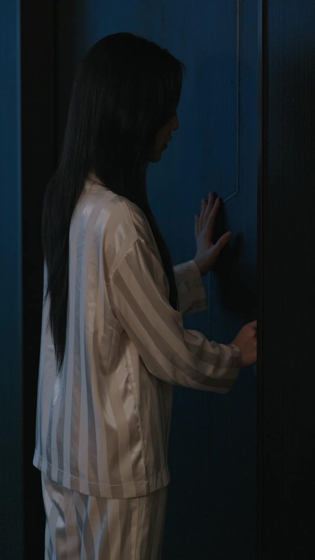 Satu Atap, Dua Kisah Cinta