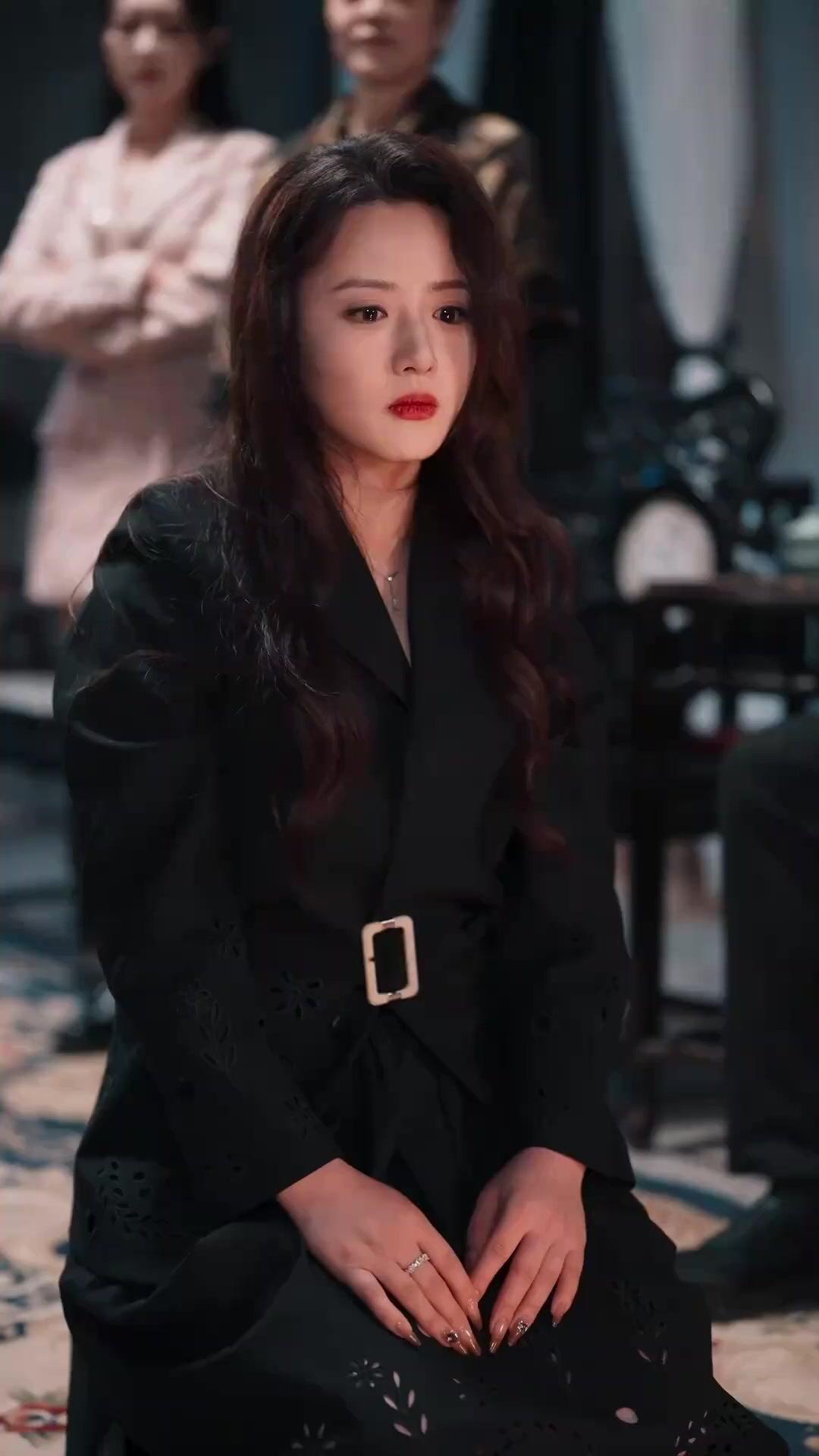 Goldene Fäden in der Hand