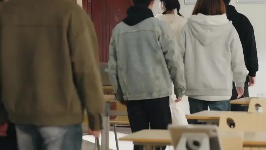 Reborn to Crowned Love: When Laptops Hide Heartbeats