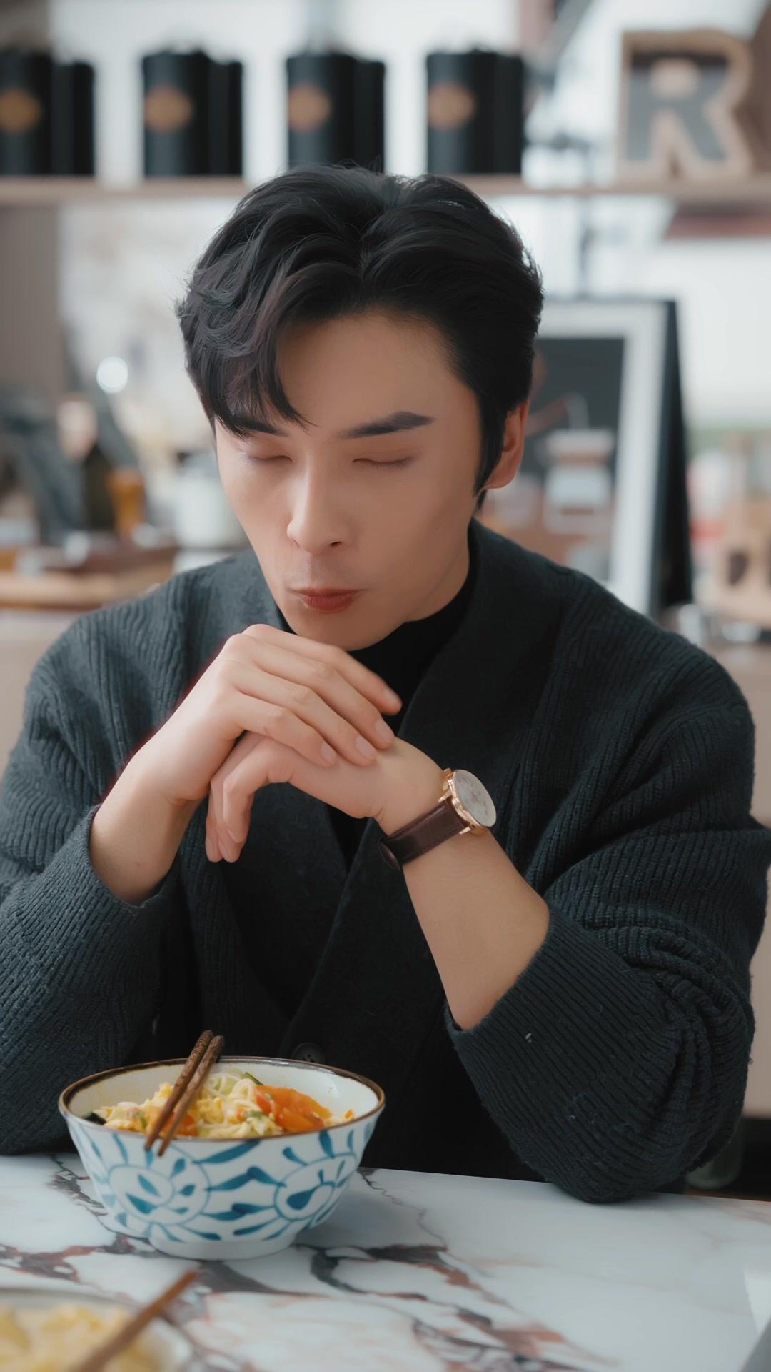 花束背後的男子