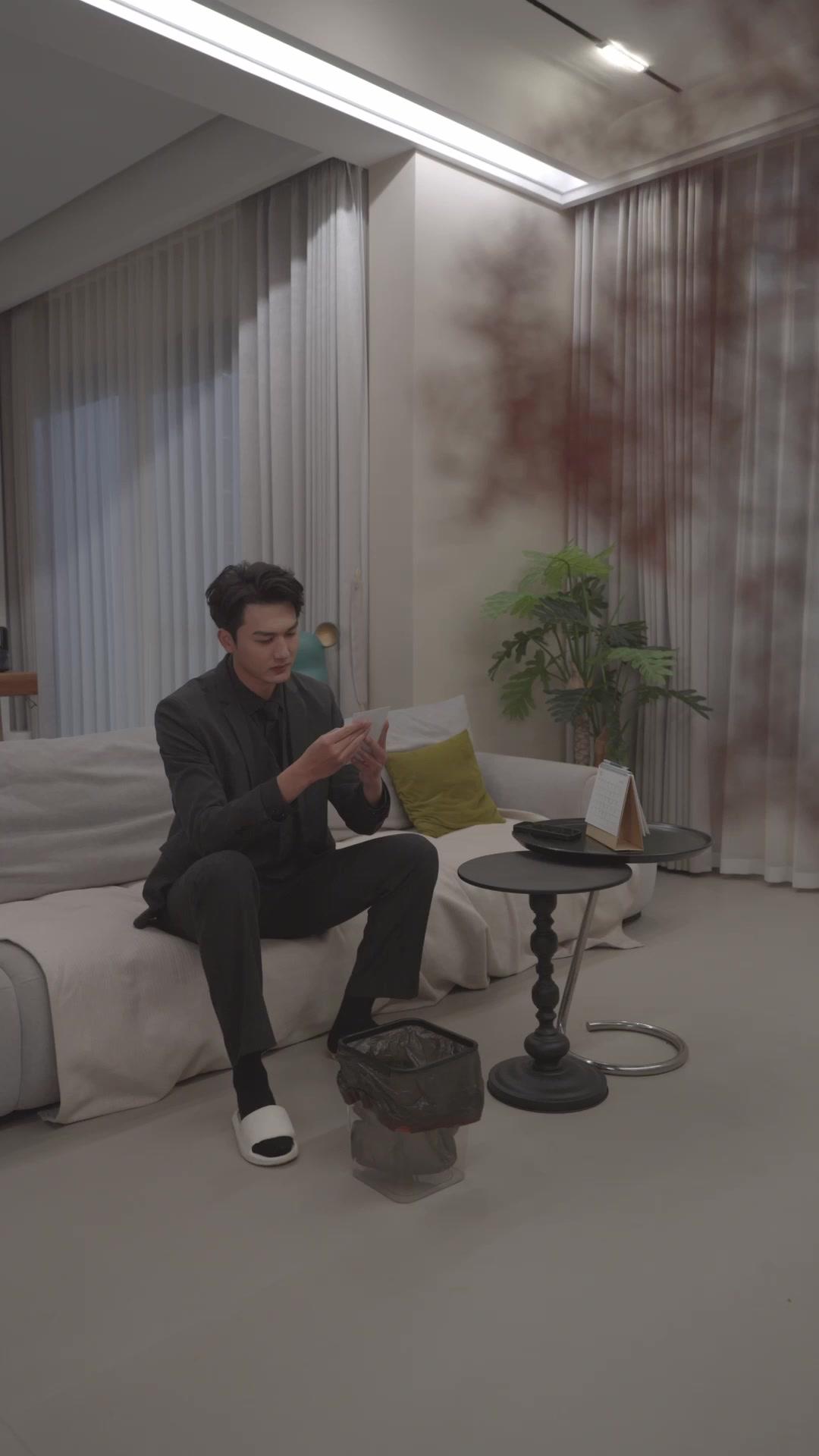 Geçmiş Uzak Bir Düştü