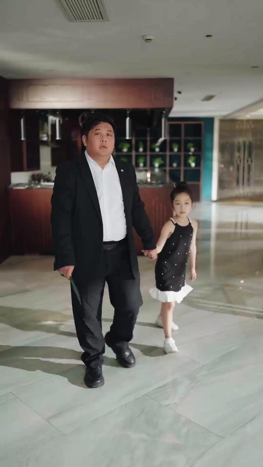 (Doblado)La reina empresarial tiene ocho años