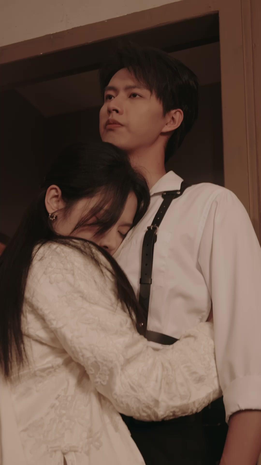 Satu Atap, Dua Kisah Cinta