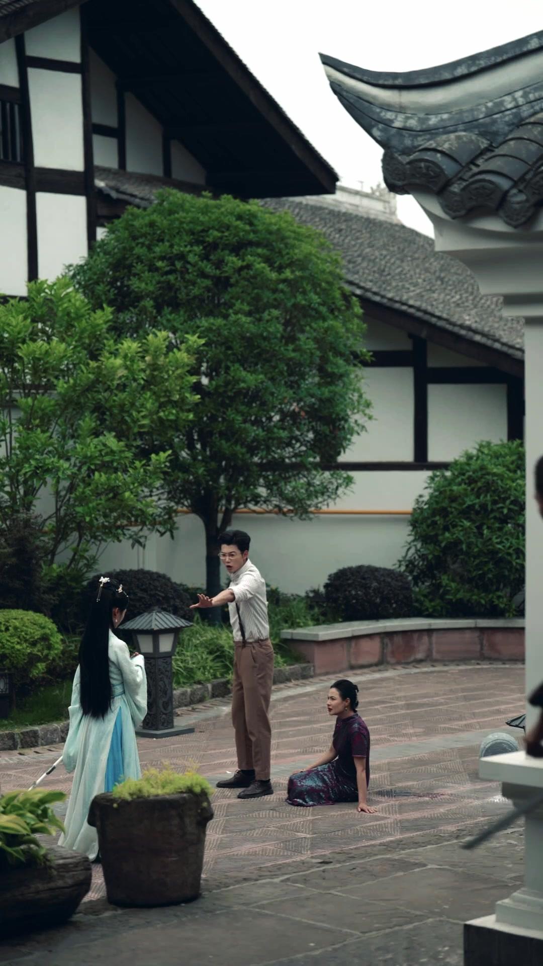 Kriegsheilige: Kronen aus Blut und Zeit