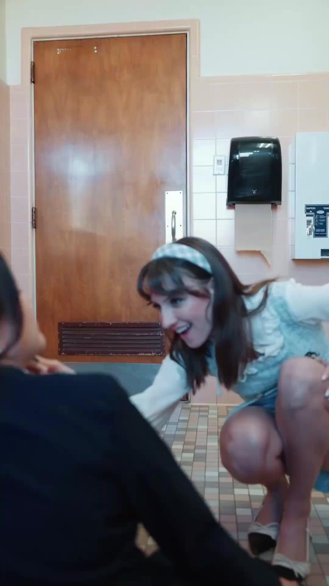 (Doblado) Bebé, me estás perdiendo