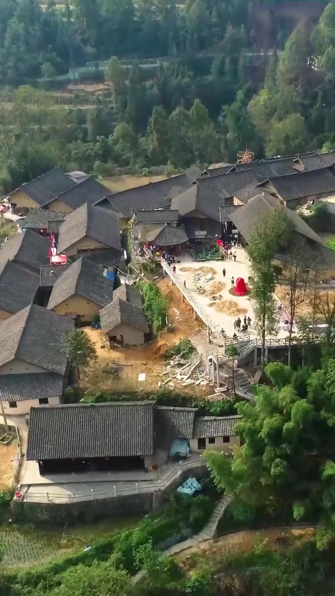 SON ÉPOUSE DES CHAMPS